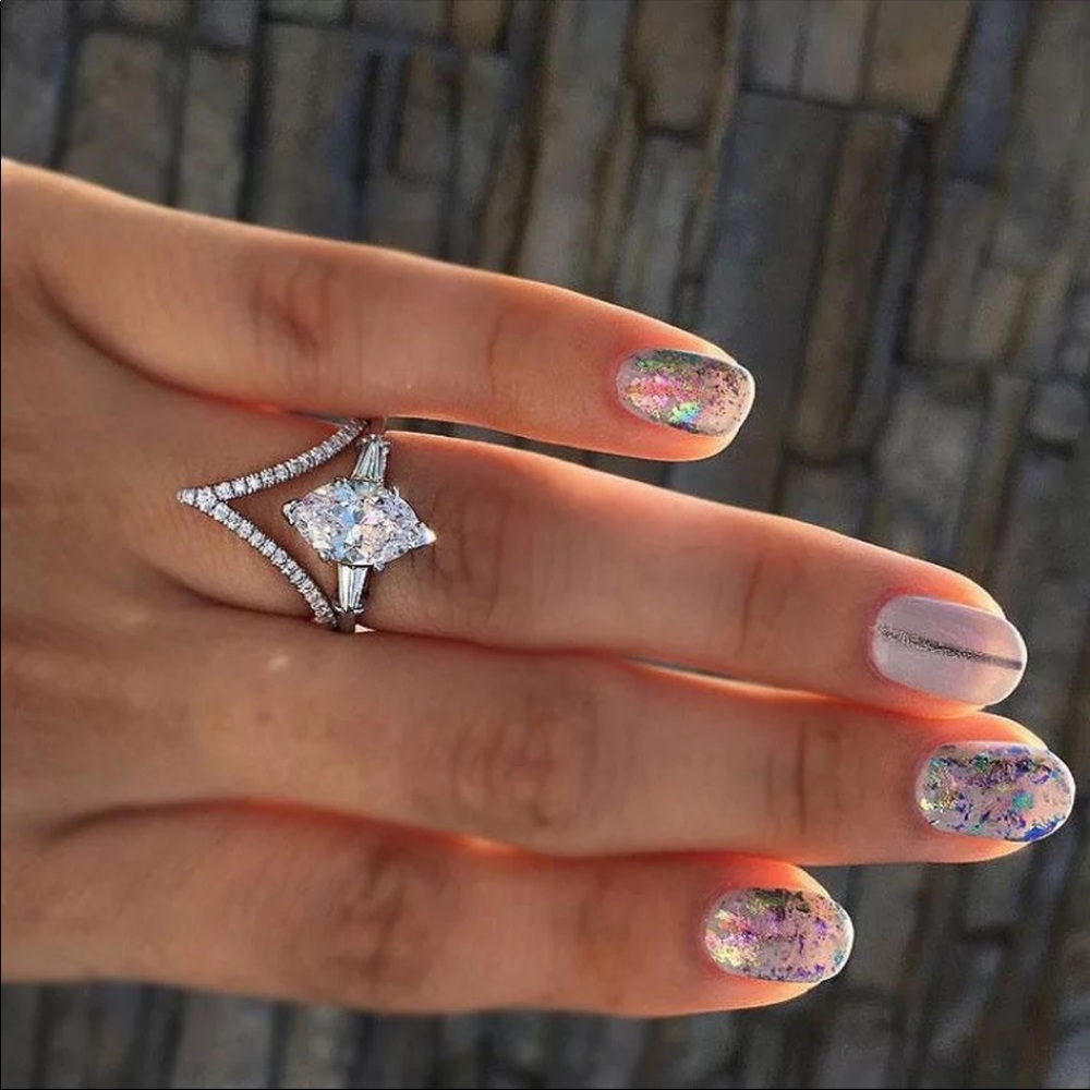 New 18k white gold simulated oval cut diamond Ring - Picture 2 of 2